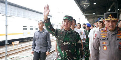 Panglima TNI Tinjau Puncak Arus Mudik di Stasiun Pasar Senen