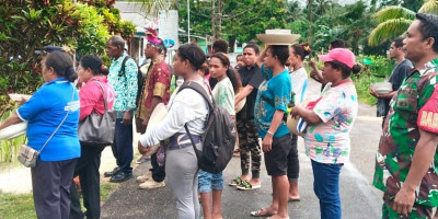 Babinsa Dampingi Warga Kampung Binaan Melaksanakan Prosesi Adat Meminang Wanita
