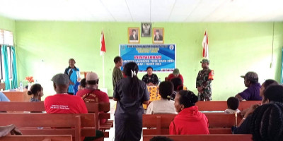 Anggota Koramil 1708-02/Biak Utara Hadiri Penyaluran BLT-DD di Kampung Andey