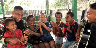 Belajar Sambil Bermain, Cara Satgas Yonif 310/KK Tumbuhkan Minat Belajar Anak