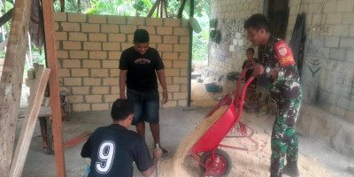 Babinsa Biak Timur Bantu Warga Binaan Membangun Dapur