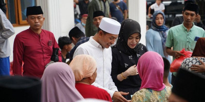 Mantan Wabub Sampang, H. Ab Bagikan Zakat kepada Warga Kurang Mampu