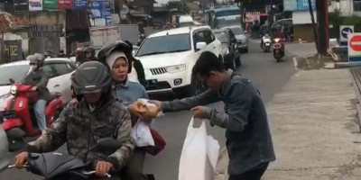 Berbagi Puasa di Jalan, Prabu Faundation Bagikan Takjil 500 Bungkus