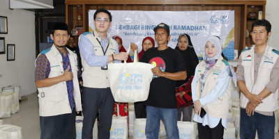 Jelang Hari Raya, YBM PLN UP2B Jatim Bagikan Bingkisan Ramadhan pada Kaum Dhuafa