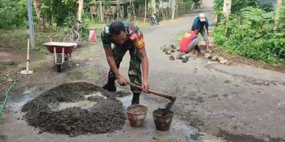 Kompak, Babinsa Koramil Talun bersama Warga Gelar Kerja Bakti Perbaiki Jalan