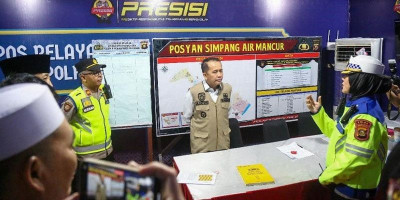 Malam Idul Fitri Pj Gubernur Sumsel Agus Fatoni Keliling Tinjau Posko dan Beri Bantuan Sembako 