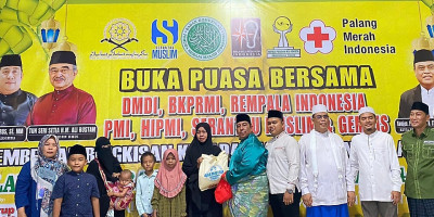 DMDI Indonesia dan BKPRMI Bagikan Paket Sembako Idul Fitri kepada Kaum Dhuafa