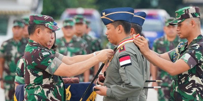 Panglima TNI Sematkan Dharma Pertahanan kepada Personel Soladiraty Path Operation