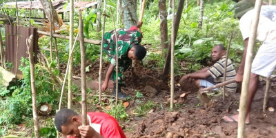 Tingkatkan Semangat Gotong-Royong, Babinsa Bantu Penggalian Pondasi WC Milik Warga Binaan