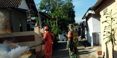 Cegah Demam Berdarah, Serka Riyanto Dampingi Fogging Massal