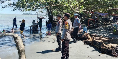 Personil Polsek Sarudu Polres Pasangkayu Laksanakan Pengamanan Objek Wisata di Pantai Wisata Kasalai