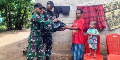 Aksi Nyata Pos Napan Satgas Yonkav 6/Naga Karimata Berikan Bantuan Sembako 