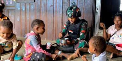 Jamin Kesehatan Ibu dan Anak di Perbatasan, Satgas Yonif 310/KK Gelar Posyandu