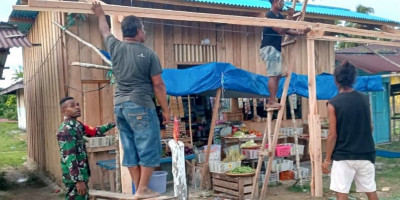 Meringankan Pekerjaan Masyarakat, Anggota Koramil Numfor Karya Bakti Bantu Buat Teras Kios Warga