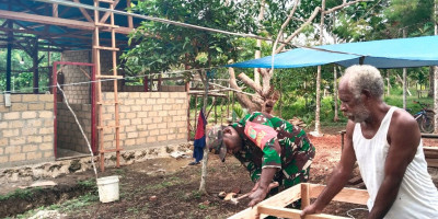 Babinsa Bantu Warga Masyarakat Buat Meja Jualan di Wilayah Binaan
