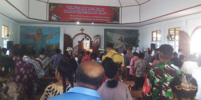 Anggota Koramil Biak Kota Posramil Biak Timur Ikut Ibadah Bersama Warga Jemaat di Gereja