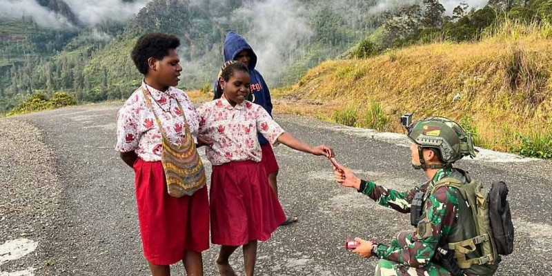Tanpa Alas Kaki Anak Papua Semangat Bersekolah, Hadiah Snack Cinta Prajurit Condromowo