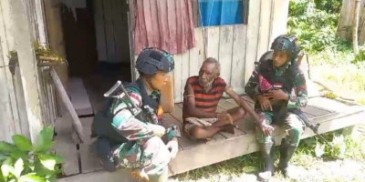 Kondisi Rumah Kakek Memprihatinkan, Ini Respon Satgas Yonif 310/KK