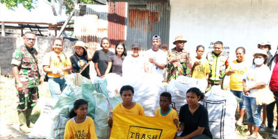 Anggota Posramil Biak Timur Berkolaborasi dengan Komunitas Trash Hero dan RRI Biak Grebek Sampah