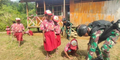 Satgas Yonif 310/KK Tanamkan Kebersihan Sejak Dini, Ini Caranya !