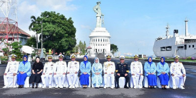 Pangkoarmada Ikut Peringatan Hari Bakti Hiu Kencana di Surabaya