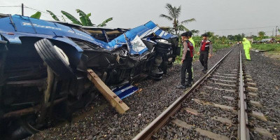 KA Rajabasa Tabrak Bus Putra Sulung di Desa Kotabaru
