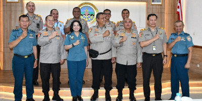 Komandan Lanal Bandung Terima Peserta Didik Sespimti Polri Dikreg Ke-33 Tahun 2024