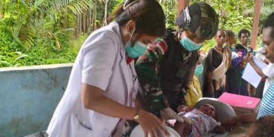 Satgas Yonif 310/KK Gandeng Puskesmas Web Gelar Posyandu Balita