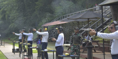 Dankormar Olahraga Bersama Jalan Sehat Dan Menembak Pistol