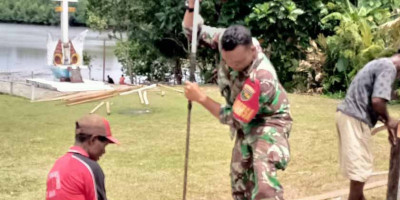 Wujudkan Kebersamaan, Babinsa Karya Bakti Bersama Warga Buat Pagar Gereja