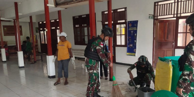 Jaga Dan Rawat Sarana Publik, Satgas Yonif 310/KK Ajak Warga Bersihkan Puskesmas