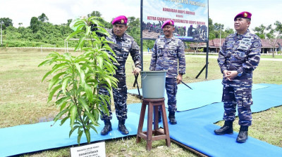 Dankormar Didampingi Ketua PG Jalasenastri Kormar Tanam Pohon Mangga