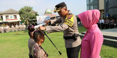 Upacara Tradisi Pembaretan Bintara Remaja Angkatan ke-49 dan 50 di Polresta Surakarta