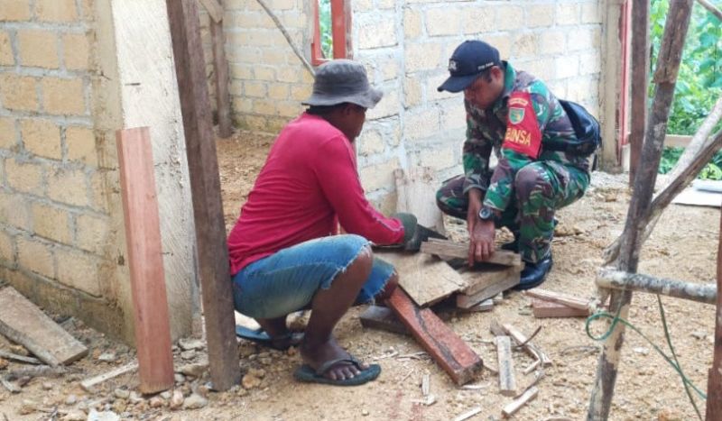 Anggota Koramil Supiori Utara Bantu Membangun Rumah Warga di Desa Binaan