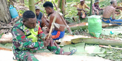 Lestarikan Budaya dan Kearifan Lokal, Babinsa Posramil Warsa Bantu Warga Tokok Sagu