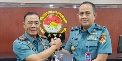 Pangkoarmada RI Berikan Buku Diplomasi Sang Hiu Kencana kepada Seluruh Perwira Mako Koarmada RI