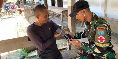 Satgas Pamtas RI-Malaysia Yonarmed 16/TK Berikan Yankes Door to Door Masyarakat Perbatasan