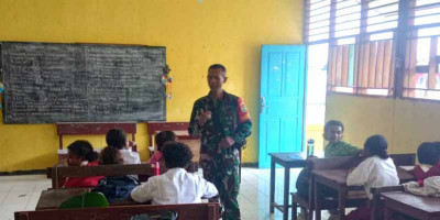 Bentuk Generasi Muda Hebat, Babinsa Berikan Materi Wasbang kepada Murid SD YPK Bethlehem Manwor
