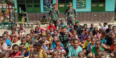 Keseruan Satgas Yonif 310/KK Bersama Anak Papua Terapkan Perilaku Hidup Bersih Dan Sehat