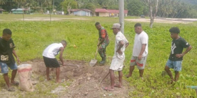 Bentuk Peduli, Babinsa Bantu Angkat Pasir untuk Pembangunan Rumah Milik Warganya