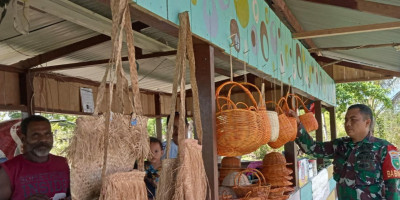 Babinsa Posramil Biak Timur Komsos dengan Penjual Kerajinan Tangan Rotan dan Kulit Kayu