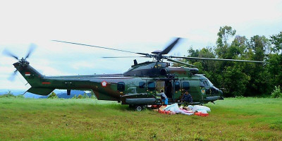 Helikopter Carakal H-225M TNI AU Berhasil Tembus Daerah Terisolir, Distribusikan Bantuan dan Evakuasi  Warga Korban Banjir