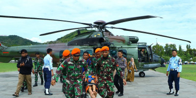 Helikopter Carakal H-225M TNI AU Evakuasi 36 Orang Lansia Dan Anak Anak Dari Desa Terisolir