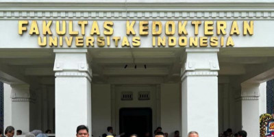 Bahagianya Hafisz Tohir Saat Dampingi Sang Putri Wisuda UI