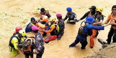 Memasuki Hari KE 4, Prajurit Marinir Terus Cari Korban Banjir dan Tanah Longsor