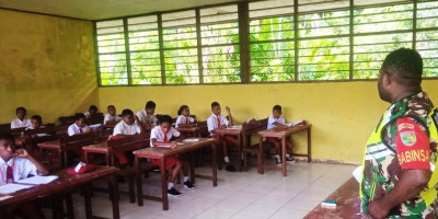 TNI Peduli, Babinsa Posramil Warsa Bantu Awasi Ujian Murid-Murid SD YPK Immanuel Warsa