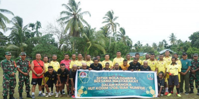 Sepak Bola Gembira Meriahkan HUT Kodim 1708/BN Bersama Masyarakat di Lapangan Sorido
