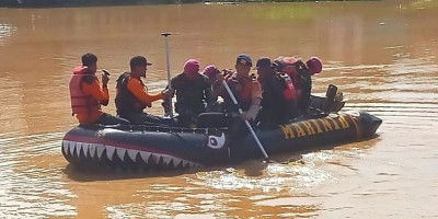 Prajurit Yonmarhanlan VI Evakuasi Korban Bencana Longsor