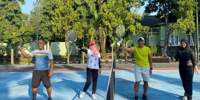 Bahagia Itu Sederhana, Danmenarmed 2 Kostrad Olahraga Tenis Bersama Prajuritnya