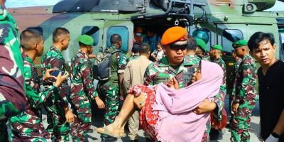 Heli Carakal TNI-AU Evakuasi 103 Warga Korban Banjir dan Tanah Longsor dari Tiga Desa Terisolir 